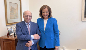 Դեսպան Տիգրան Մկրտչյանը հանդիպել է Դորա Բակոյանիսի հետ