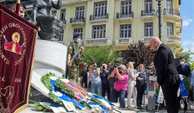 Ծաղիկների զետեղում Սալոնիկ քաղաքի Պոնտոսի հույների ցեղասպանության զոհերի հիշատակին