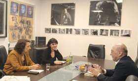 Դեսպան Տիգրան Մկրտչյանի հանդիպումը Միխալիս Կակոյանիս հիմնադրամի ներկայացուցիչների հետ